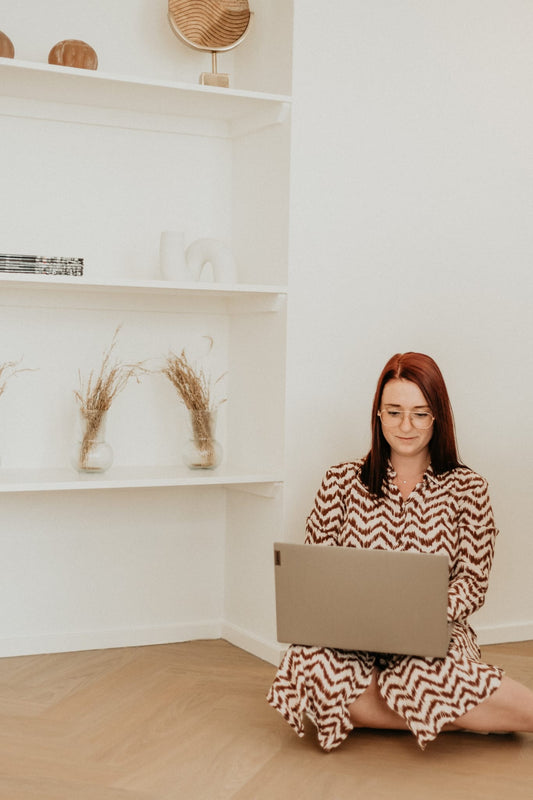 Moeder werkt online vanuit huis en verdient geld met flexibele baan, terwijl ze zorgt voor haar gezin. Tips en advies voor huismoeders die online willen werken en geld verdienen.