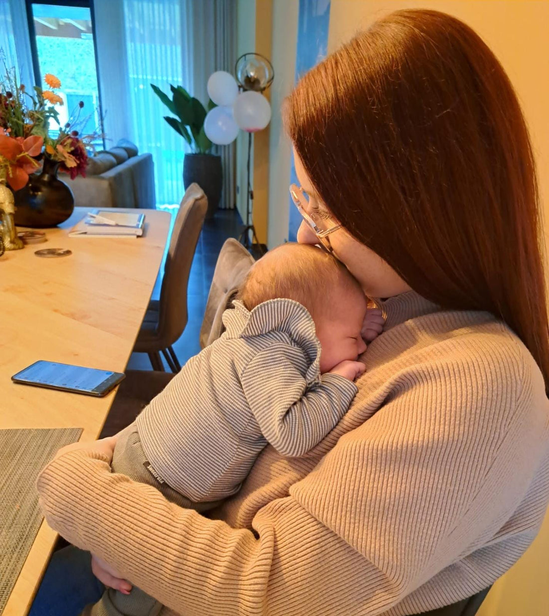 Moeder werkt als Virtueel Assistent vanuit huis met kind op schoot – laat zien hoe moederschap en VA-schap succesvol te combineren zijn.