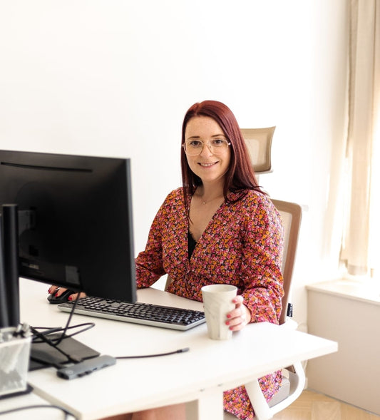 Moeder werkt vanuit huis als appointment setter, flexibel online werk combineren met gezi