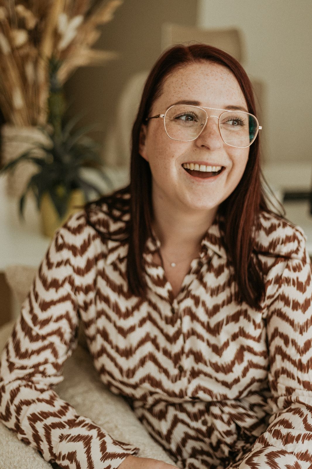 Moeder werkt vanuit huis op laptop en zet kleine stappen richting online geld verdienen