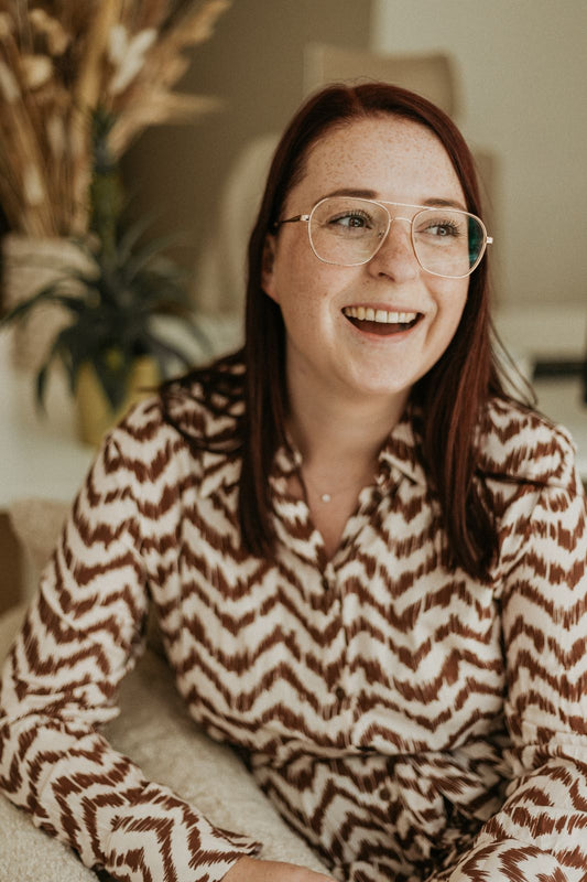 Moeder werkt vanuit huis op laptop en zet kleine stappen richting online geld verdienen