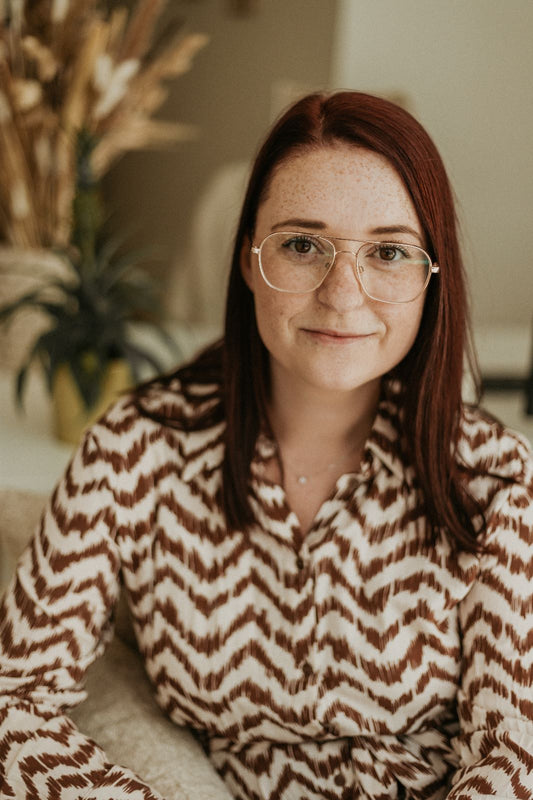 Thuiswerkende moeder die online geld verdient als virtual assistant naast haar gezin