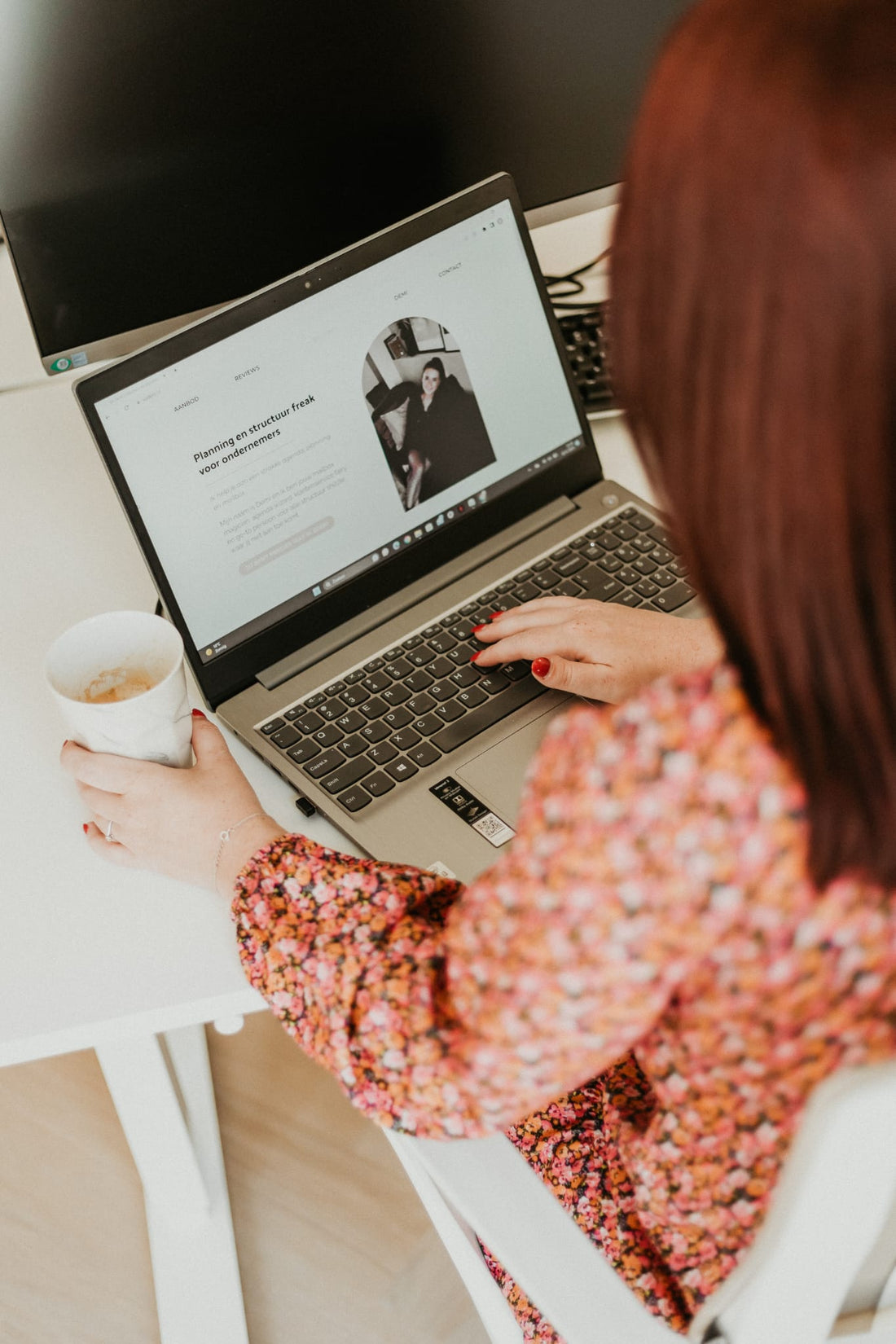 Moeder werkt als virtueel assistent vanuit huis en groeit in zelfvertrouwen tijdens online werk
