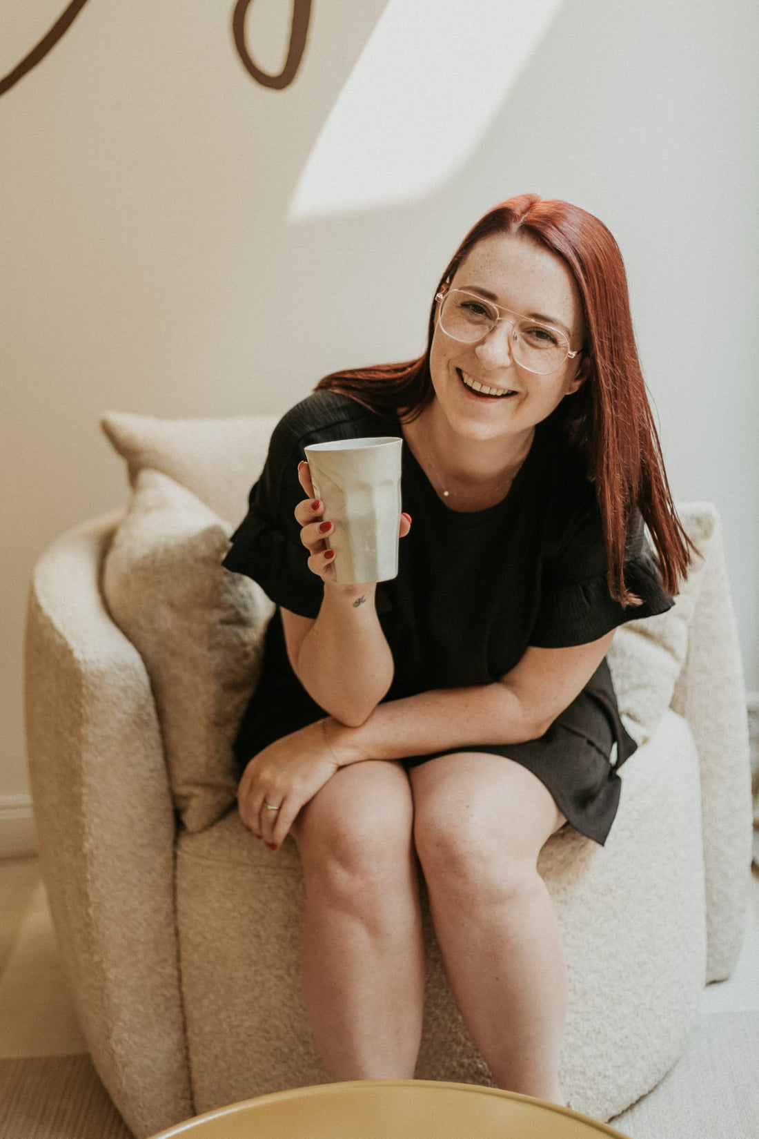 Moeder werkt als virtual assistant vanuit huis en verkent of online geld verdienen bij haar past