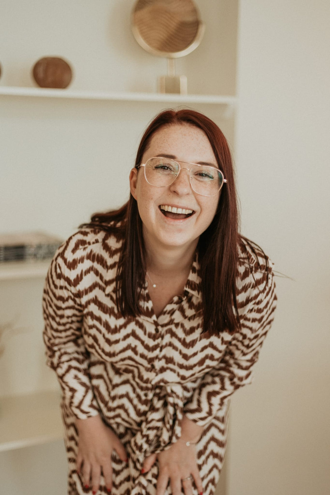 Huismoeder achter laptop aan het werk vanuit huis, verdient online geld met een flexibele baan als VA of Appointment Setter